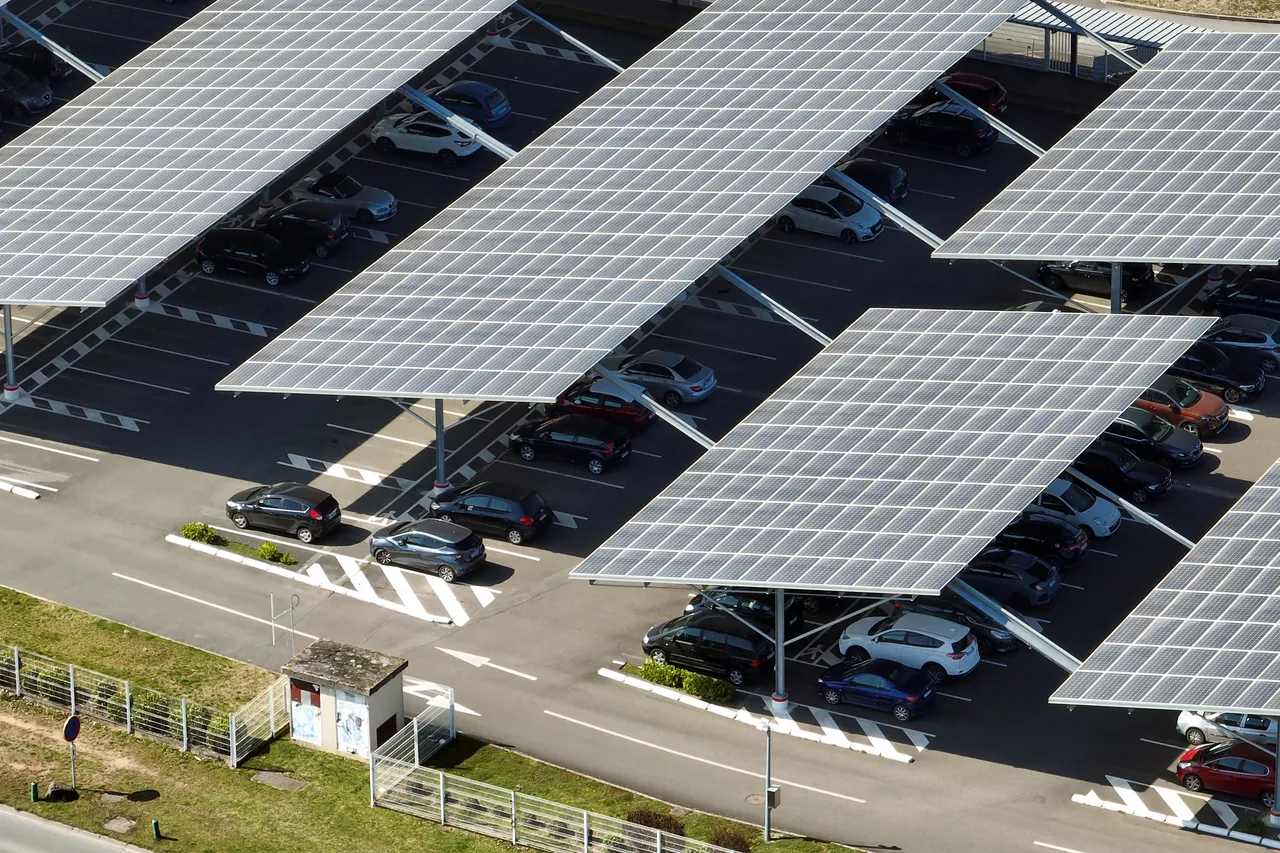 Ombrière solaire parking : le guide complet pour les entreprises en PACA