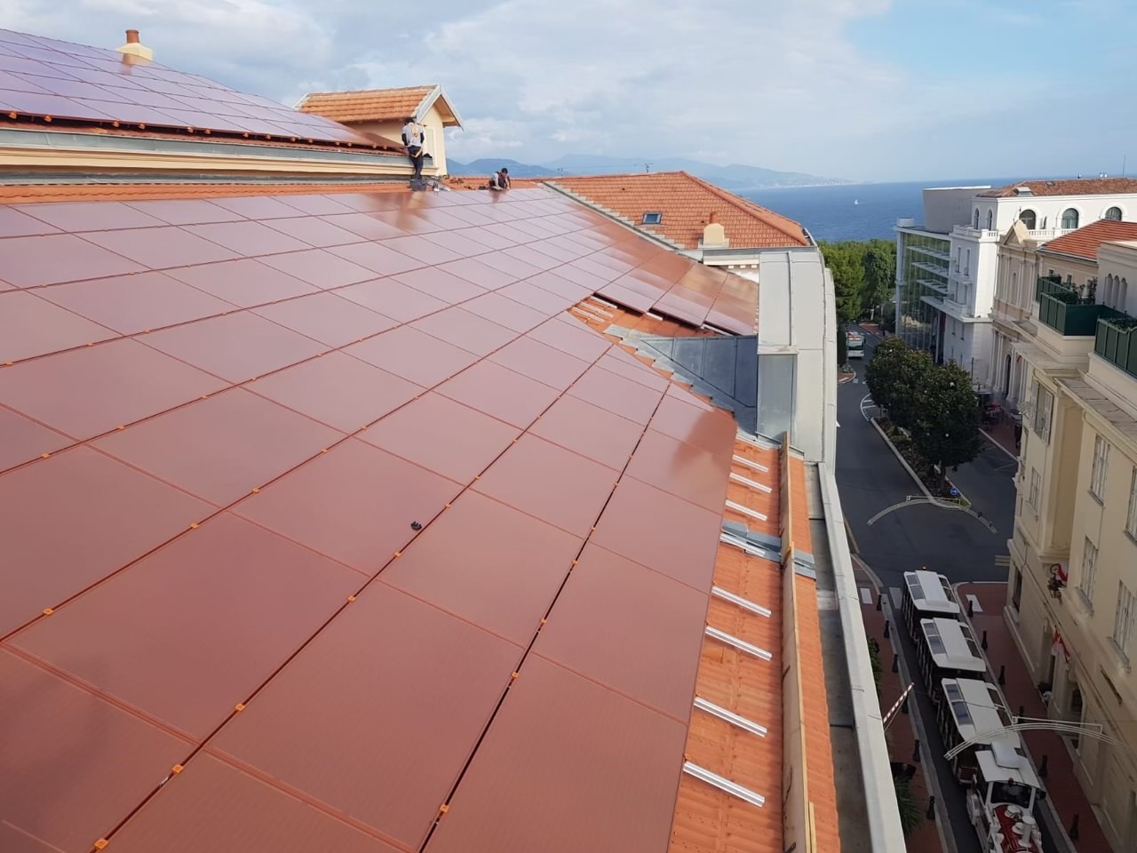 Panneaux solaires colorés terre cuite intégrés sur une toiture en tuiles — Côte d'Azur