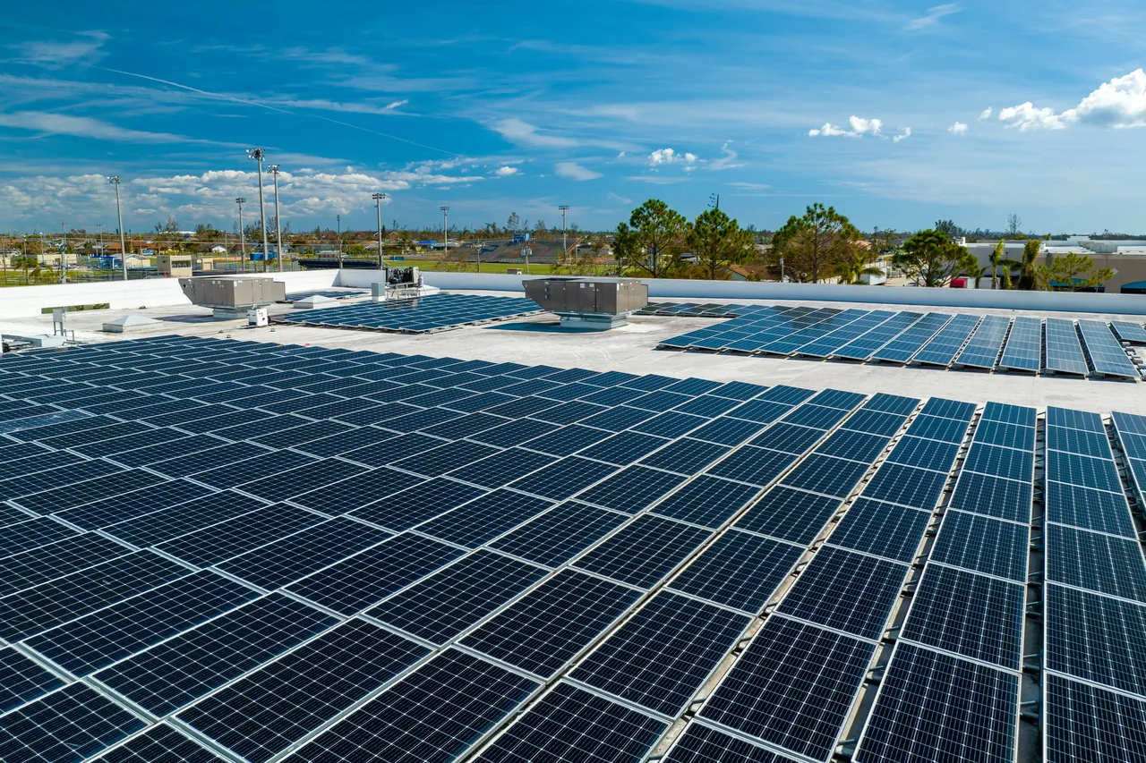 Panneaux solaires sur toiture plate : solutions, contraintes et rentabilité