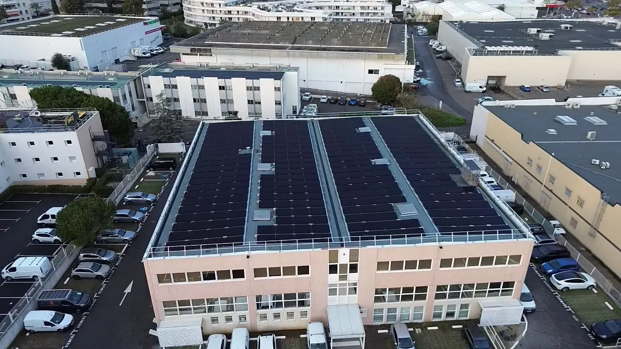 Panneaux solaires à Antibes : guide complet installation 2026