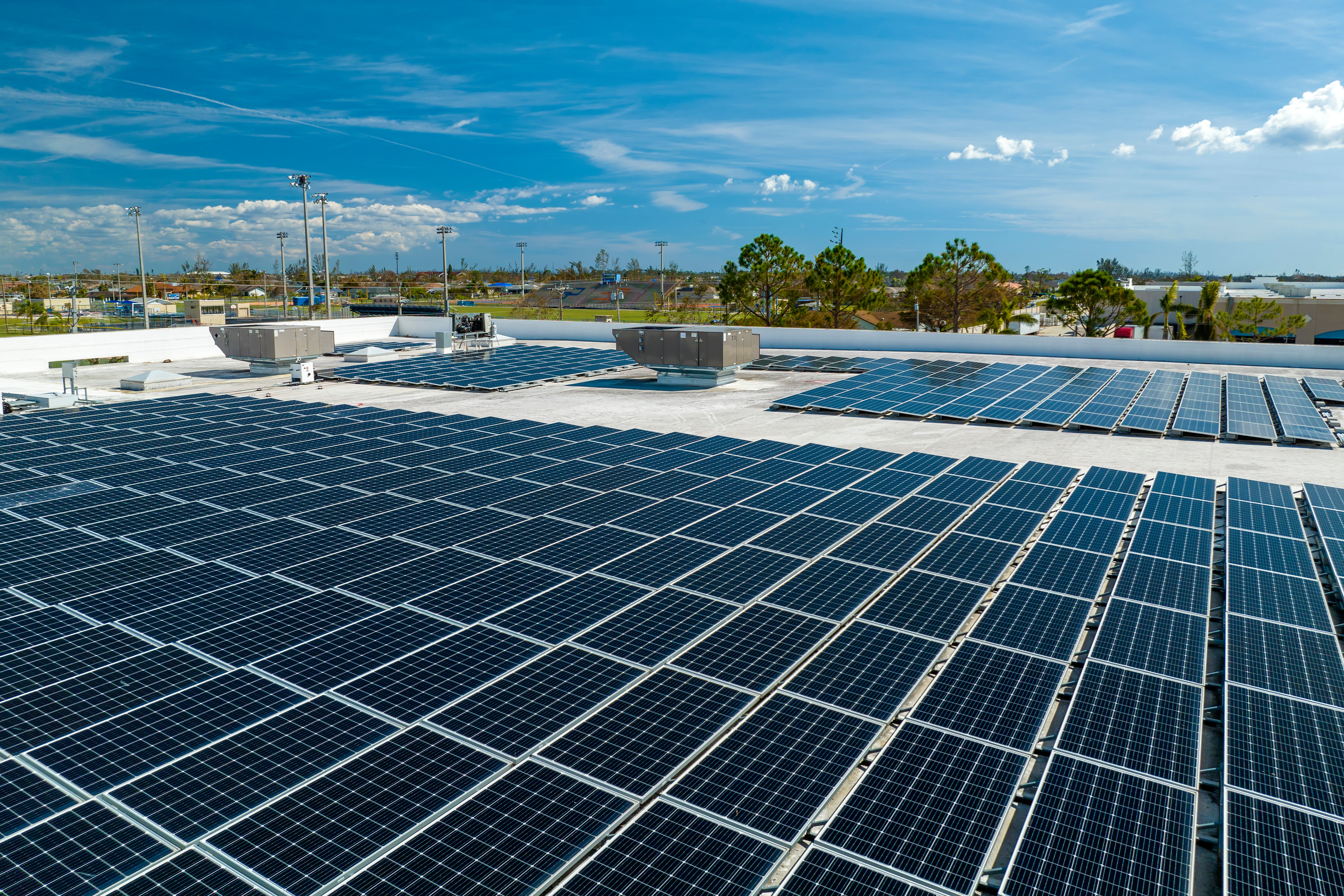Installation de panneaux solaires sur bâtiment tertiaire toiture plate à Sophia Antipolis — 145 kWc NEOVA ENERGIE