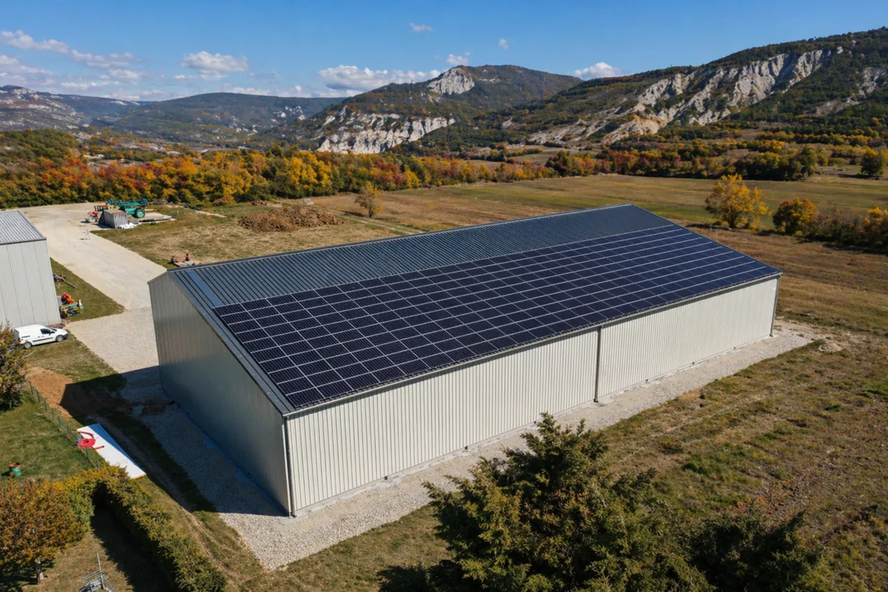 Installation de panneaux solaires sur hangar agricole à Manosque — NEOVA ENERGIE