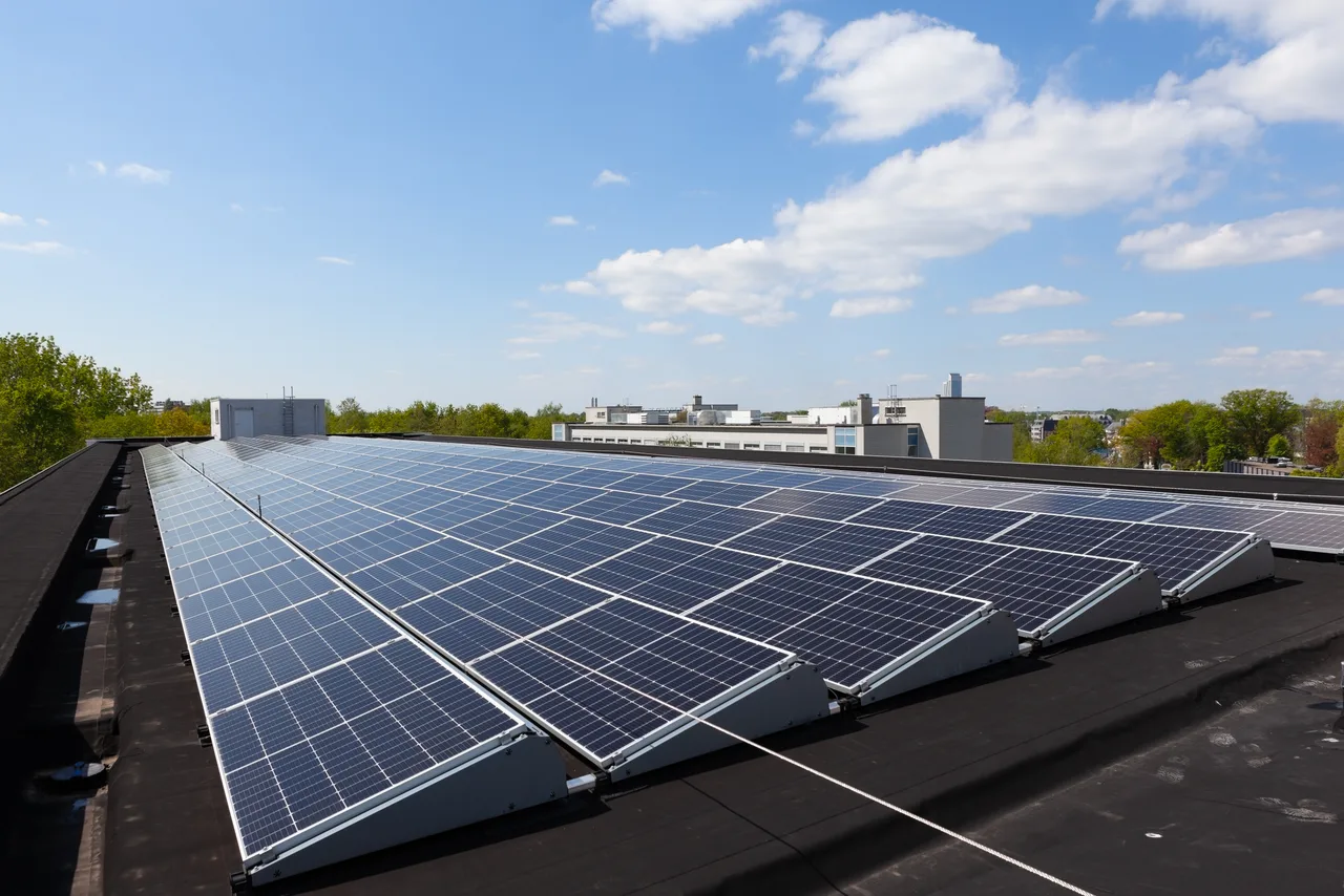 Installation de panneaux solaires sur surface commerciale toiture plate à Fréjus — 36 kWc NEOVA ENERGIE