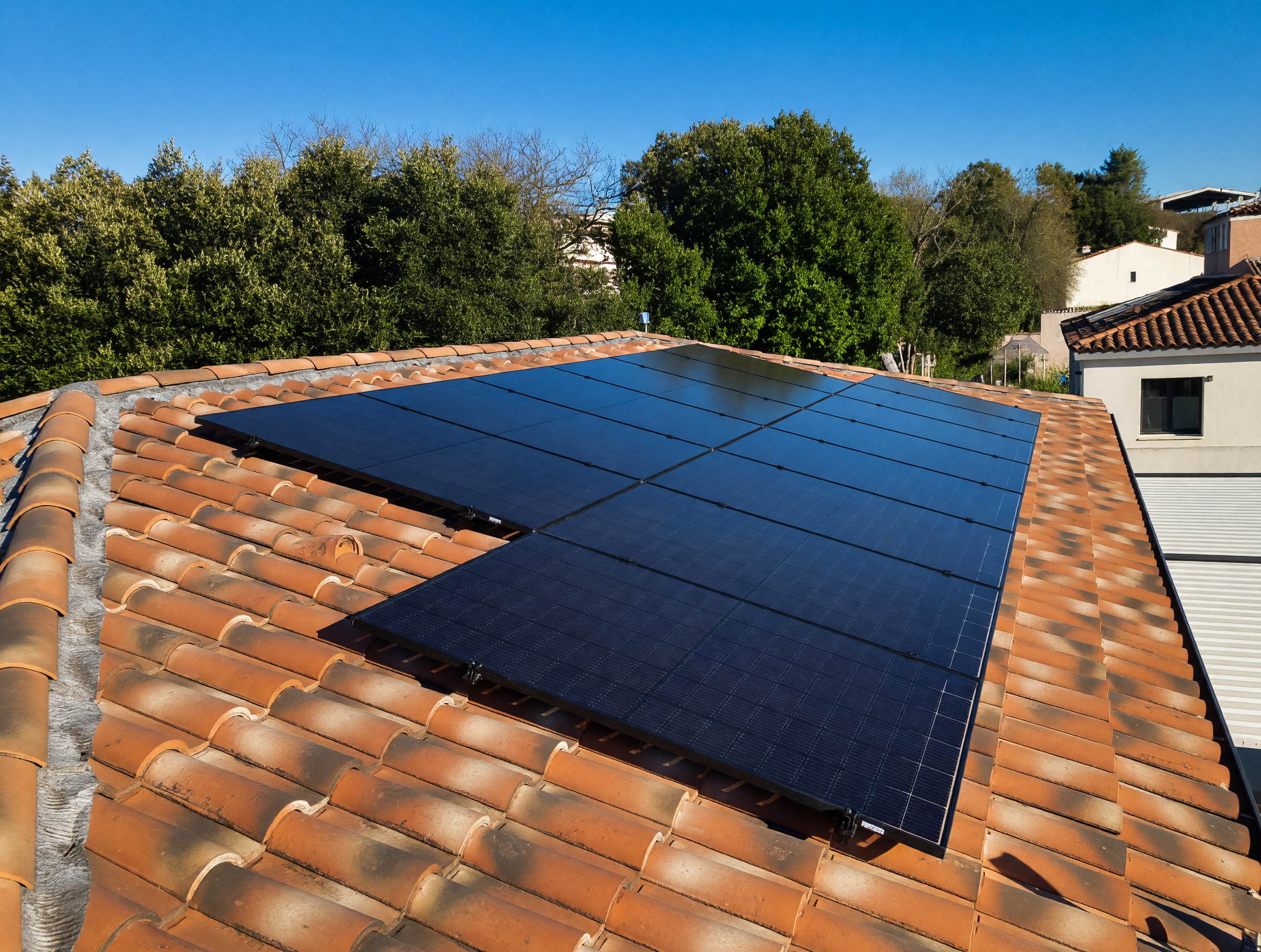 Installation panneaux solaires 6 kWc sur toiture de maison individuelle à Nice